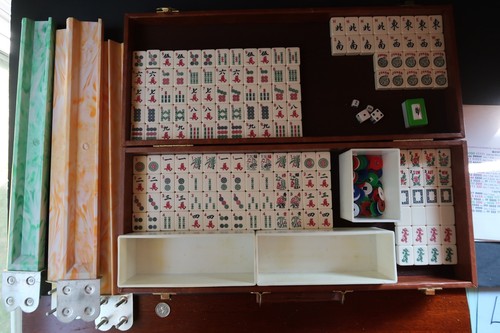 Vtg Mahjong Set in Briefcase 178 Tiles Dice Trays Etc Beautiful - Picture 2 of 24