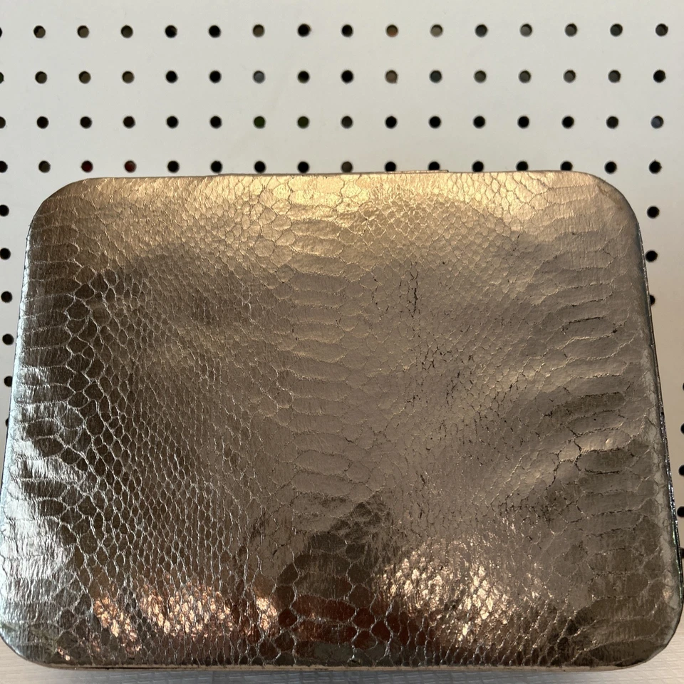 Caja de tocador/organizador de maquillaje JIMMY CHOO dorada metálica 10”x8”x4,5”  Foto 3 de 4