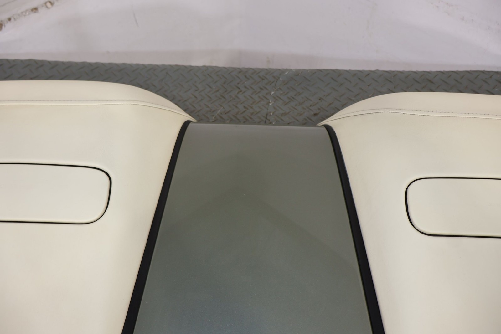 Aston Martin V8 Vantage Tonneau cover Cream