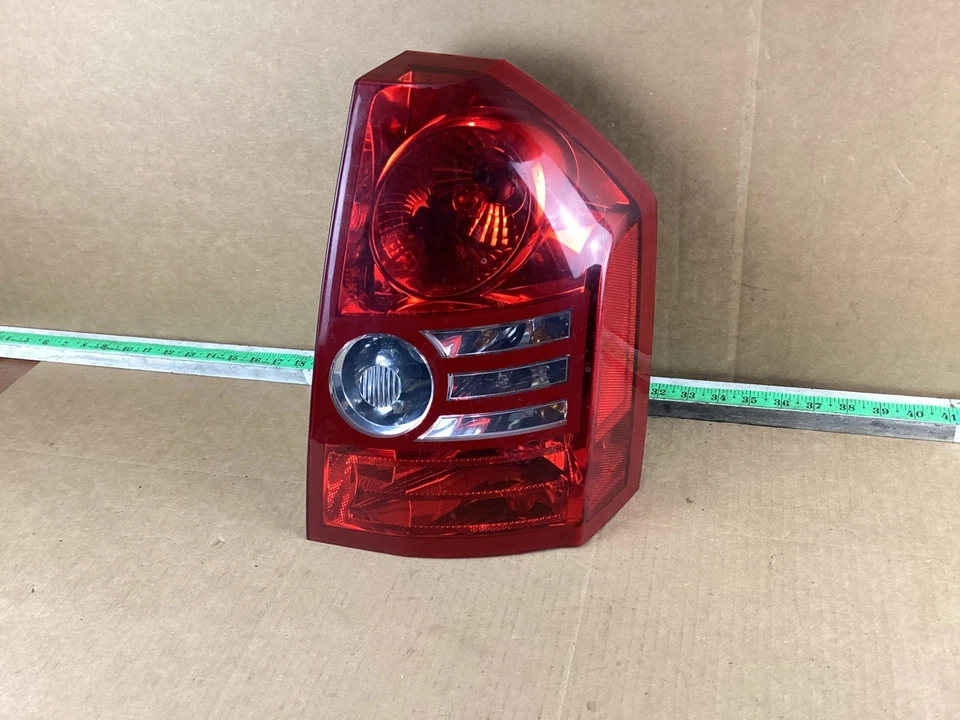 Lanterna traseira traseira direita do lado do passageiro Chrysler 300 2008-2010 04806370AC FABRICANTE DE EQUIPAMENTO ORIGINAL - Imagem 2 de 4