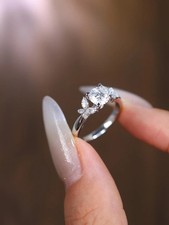 Solitär-Bandring 2 kt simulierter Diamant im Rundschliff 14 kt Weißgold...