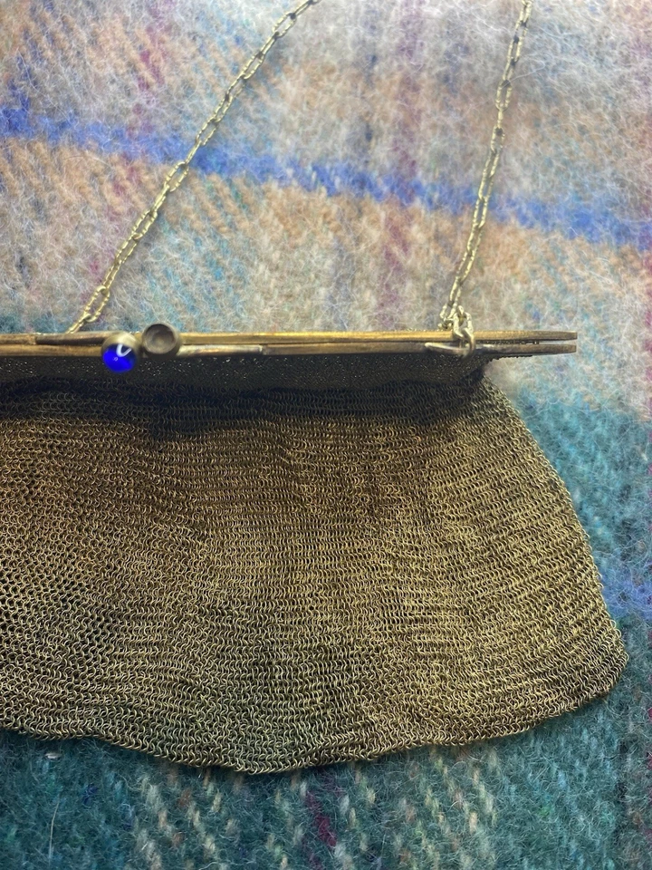 Antiguo bolso de mano de malla dorada de los años 20 con diseño Art Deco grabado Foto 2 de 4