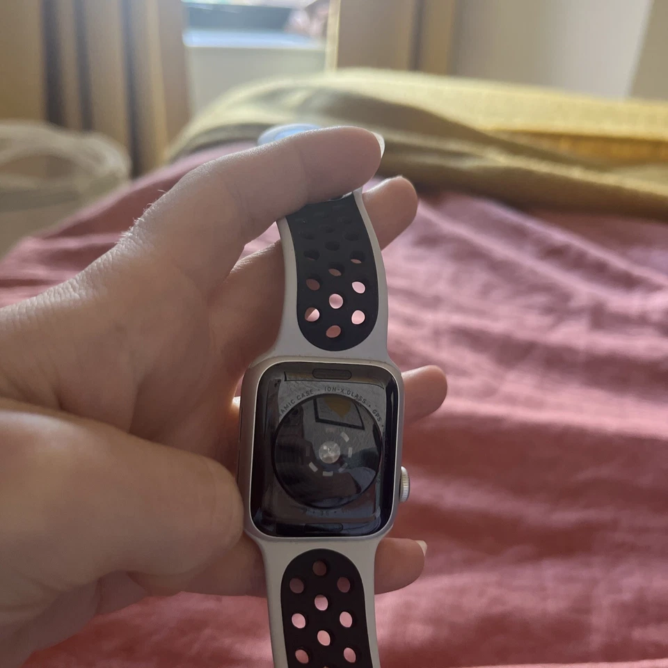 Apple Watch SE, photo 3 of 3