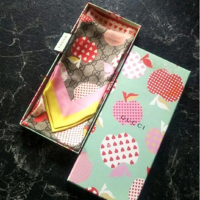 Écharpe nœud cou GUCCI Apple Collection motif GG pour femme occasion du Japon