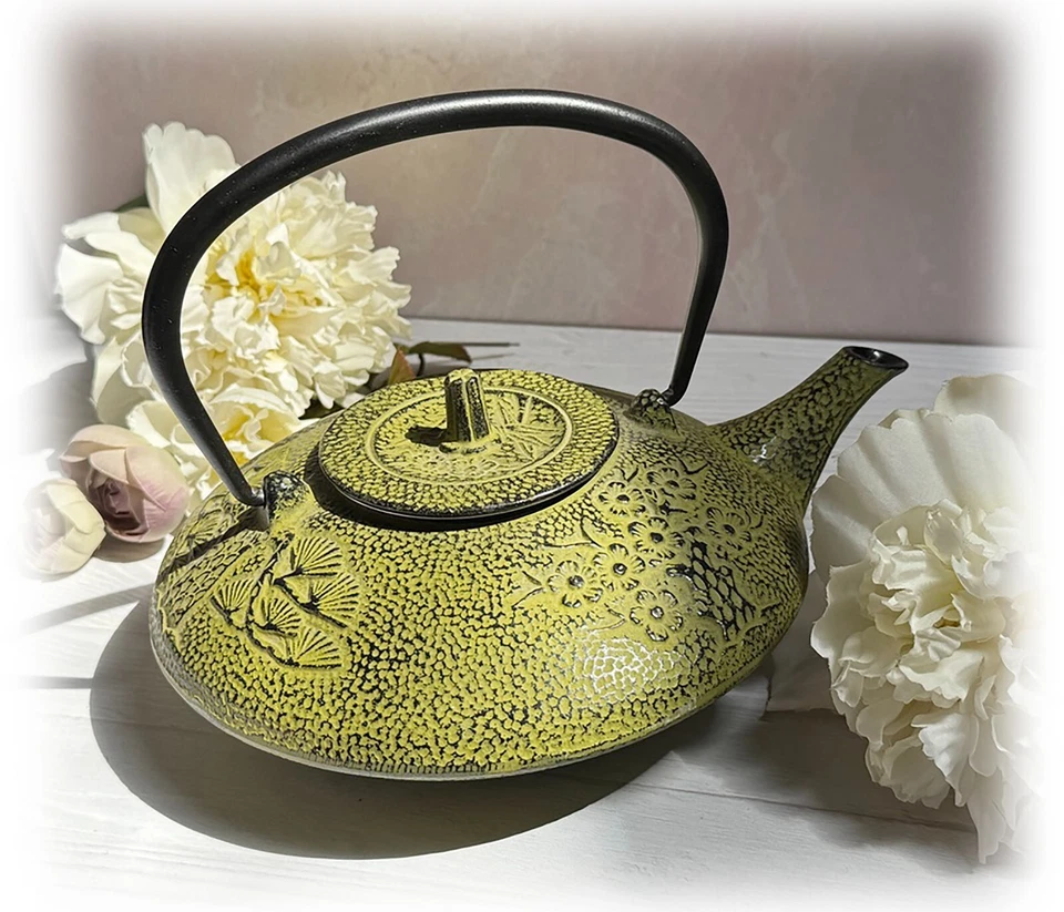 Tetera japonesa Tetsubin con colador hierro fundido pino bambú y flor Foto 3 de 4