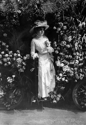 France Ile de France Paris ''F�te des Fleurs'' Elegant lady wearing - Old Photo