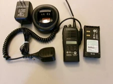 MOTOROLA HT1250 UHF 128 CH 450-512 MHZ 5W ANALOG WITH ACCESSORIES & SPKR MIC