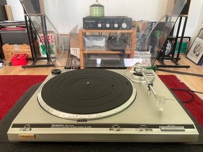 Technics SL-Q300 -  Plattenspieler / Turntable - Quartz Direct Drive - silber