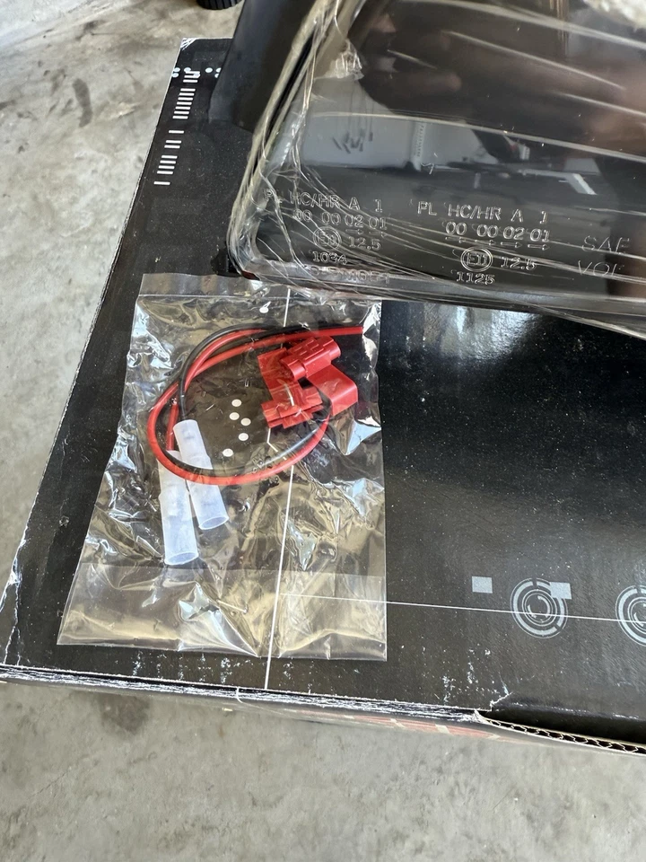 Conjunto de faros Hella H11410611 Foto 4 de 4