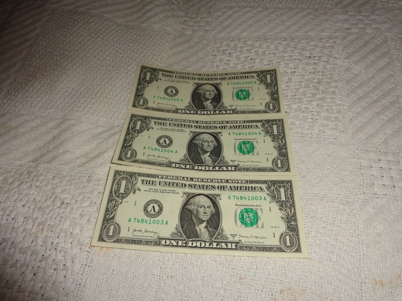lot of 3 sequential one dollar bills in a series see discription. crisp bills