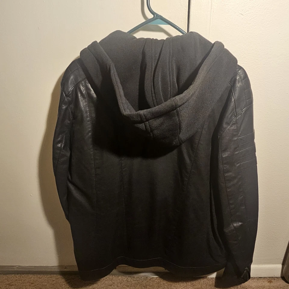 Chaqueta con Capucha Marc Anthony Cuero Sintético Moto Capas Bolsillo Interior y Mangas con Cremallera Foto 3 de 4