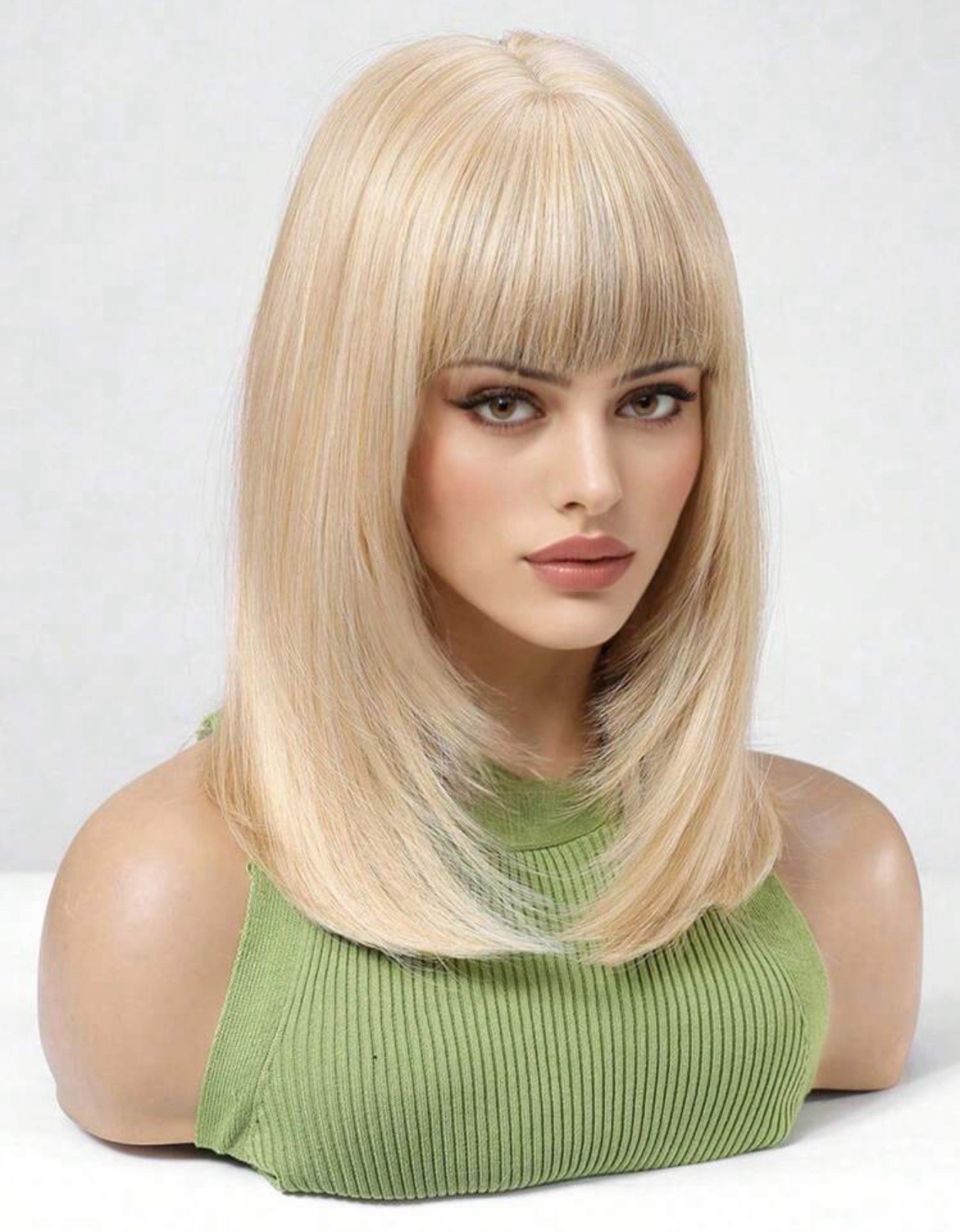 Perruque synthétique lisse blonde 35cm résistante avec bonnet de protection ajustable