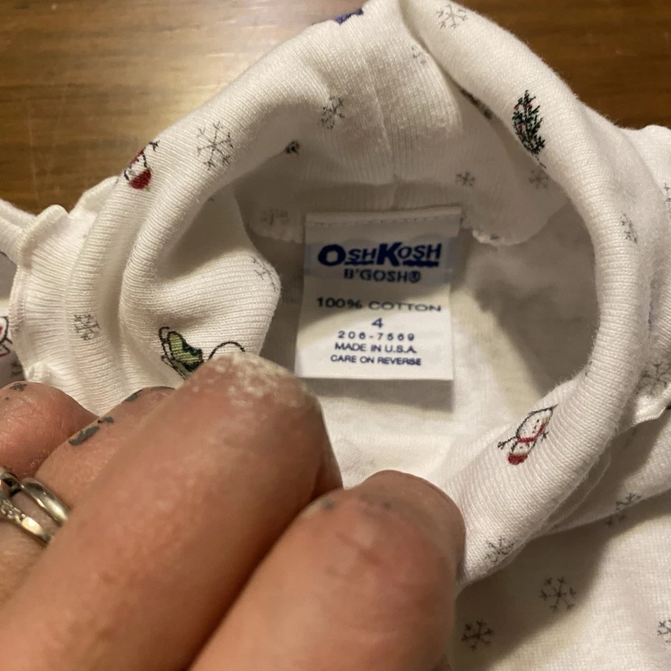 Camisa Oshkosh B'Gosh Volantes Cuello Tortuga Talla 4 Mitones de Invierno, Muñecos de Nieve, Árbol de Navidad Foto 2 de 4