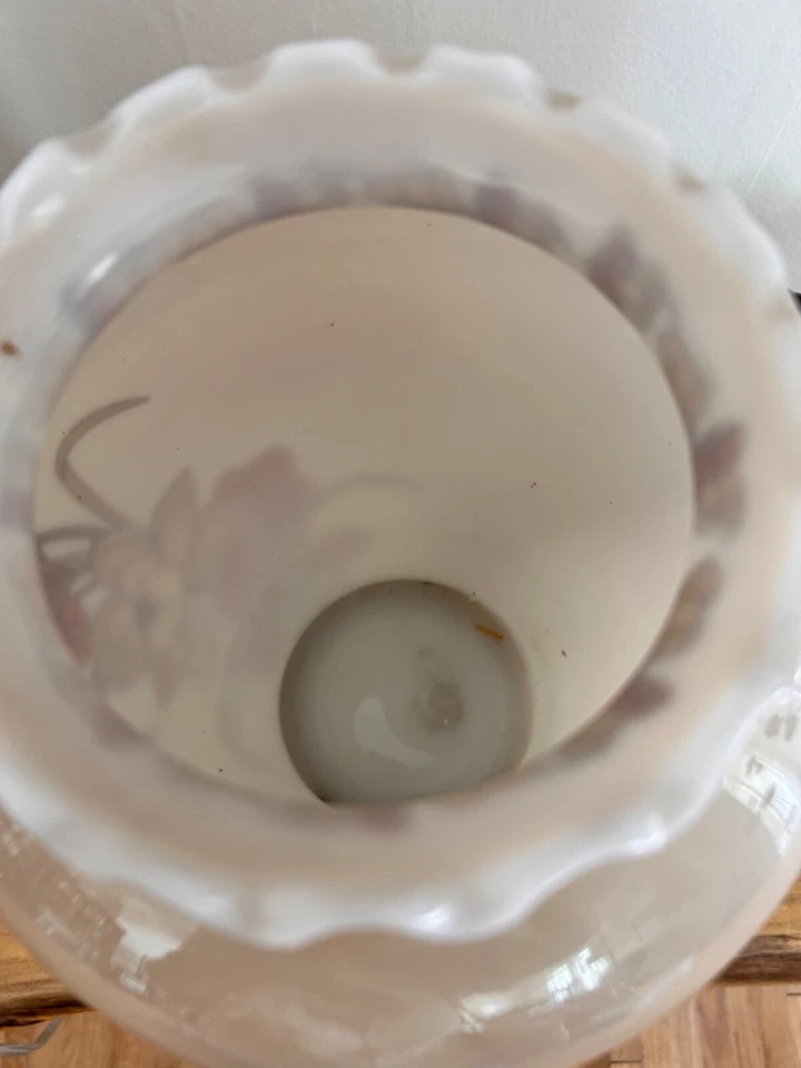 Винтажная белая ваза из выдувного стекла Shaddy с оранжевой радужной оболочкой высотой 12 дюймов - Изображение 4 из 4