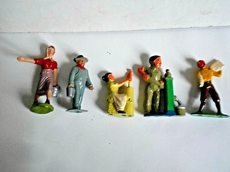 5-Vintage 0/027 scale Metal Women & Men Figures for Village Layout - Image 4 of 4