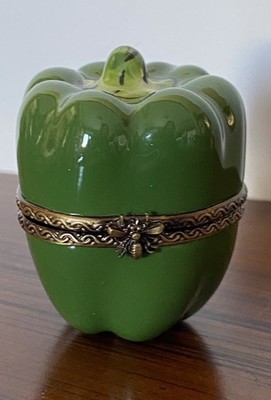 VINTAGE LIMOGES GREEN BELL PEPPER TRINKET BOX FRANCE PEINT MAIN Wasp Bee Closure
