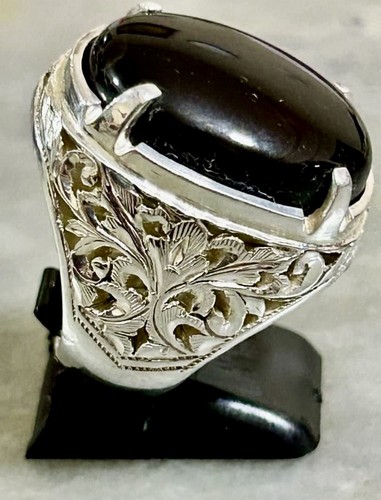 Carnelian Agate on Sterling Silver Ring with Traditional Carved Floral Motif - Picture 2 of 6