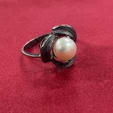 Vintage Textured Silver Toned Prominent Faux Pearl Ring Size 6.5
