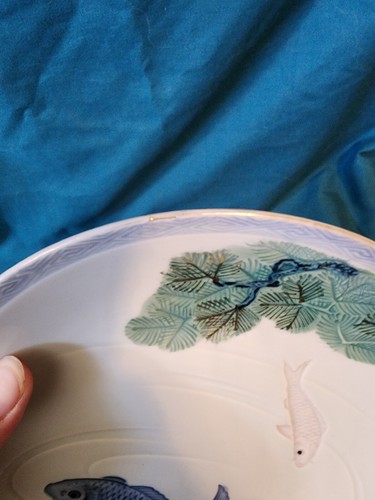 "Plato texturizado de porcelana vintage japonés azul y rosa pez koi 8,75""" - Imagen 5 de 8