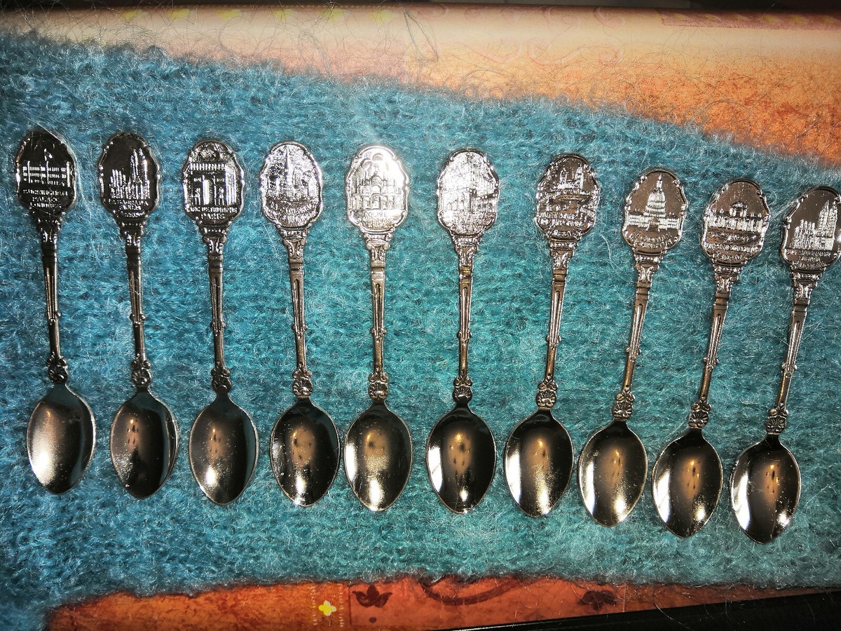 Lot De 12 Cuillères Anciennes De Collection - Thème Villes - Déco Vintage