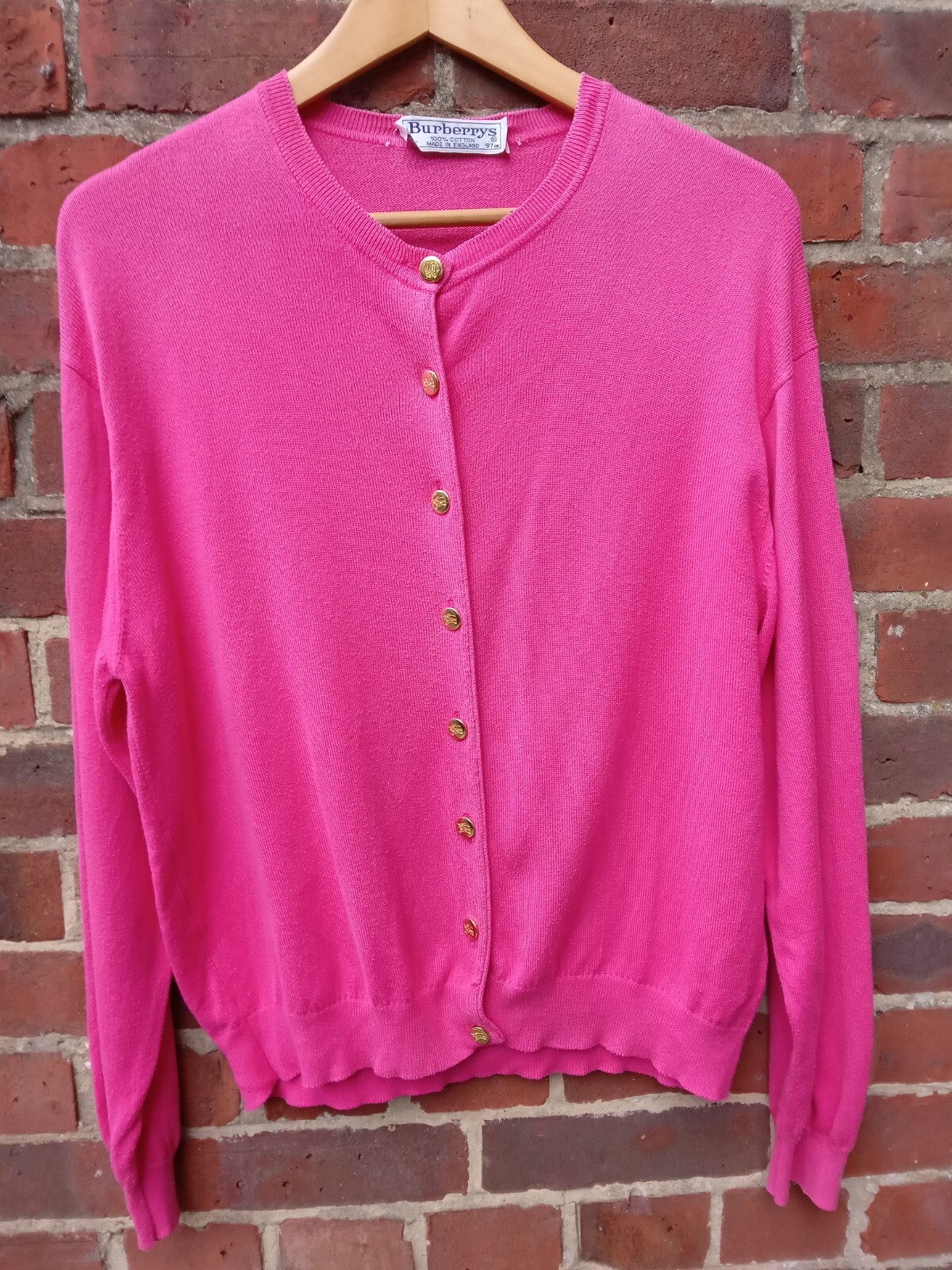 Cárdigan vintage de algodón rosa Burberrys con botones dorados talla 38