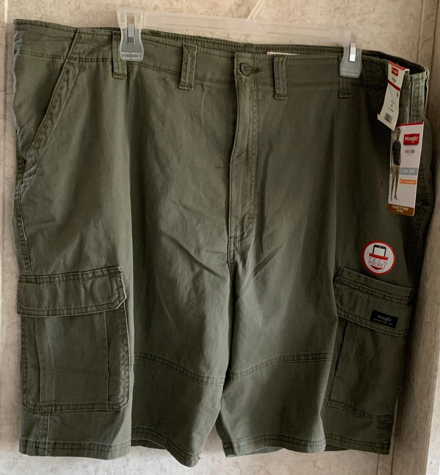 Wrangler Men's Shorts Cargo New Relaxed Fit Size 48 Inseam 10 Stretch Phone Tech