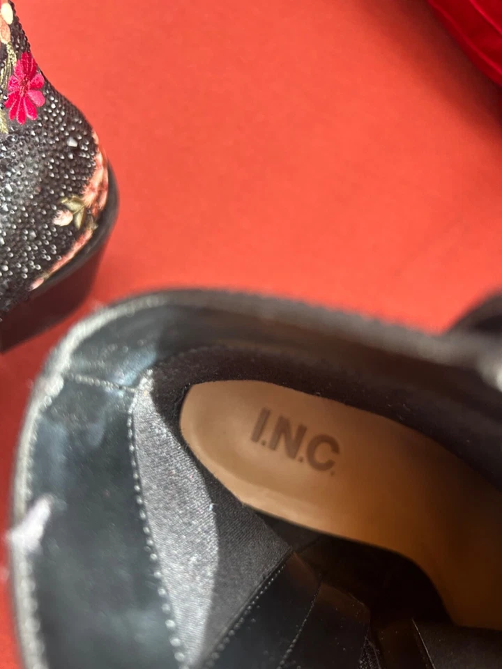 Botín Macy's I.N.C Floral Negro/Rojo Lentejuelas Talla 7/37 1/2 Nuevo Sin Caja Foto 3 de 4