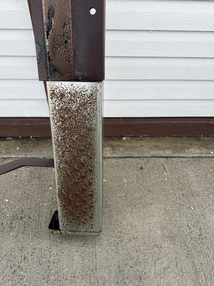 1979-1983 toyota pickup Rear bumper OEM with Brackets - Image 4 of 4