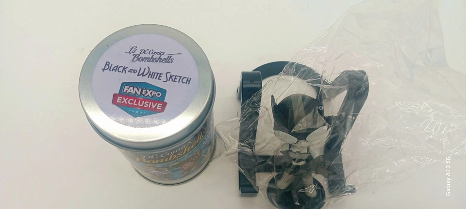 DC L'il Bombshells Batgirl Variante Blanco y Negro Boceto Fan Expo Exclusivo 2018 Foto 3 de 4