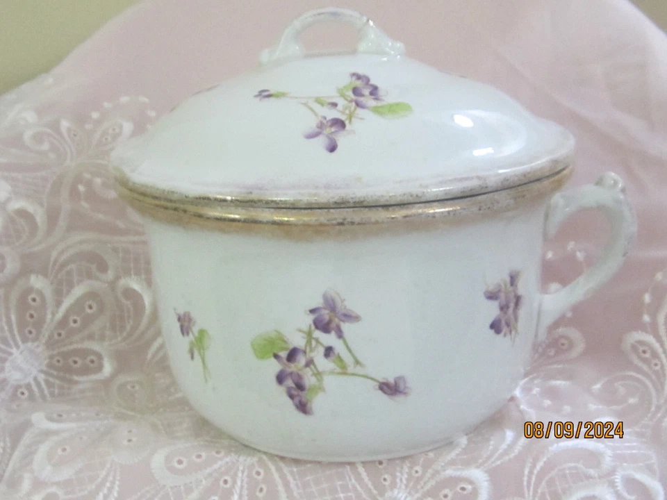De colección. Olla y tapa de cámara de porcelana ~ violetas púrpuras ~ aspecto victoriano Foto 2 de 4