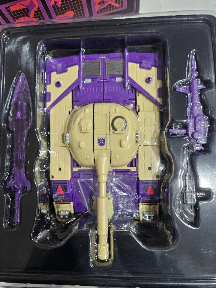 2016 DX9 Triple Changer Gewalt Blitzwing - Image 3 of 4