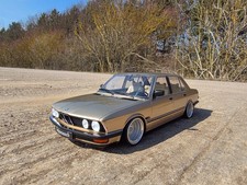 Tuning basso 1:18 BMW 528i E28 con cerchi in vero alluminio BMW BBS da 15 pollici