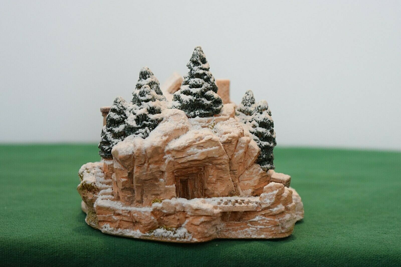 Lilliput Lane Snow Cottage \