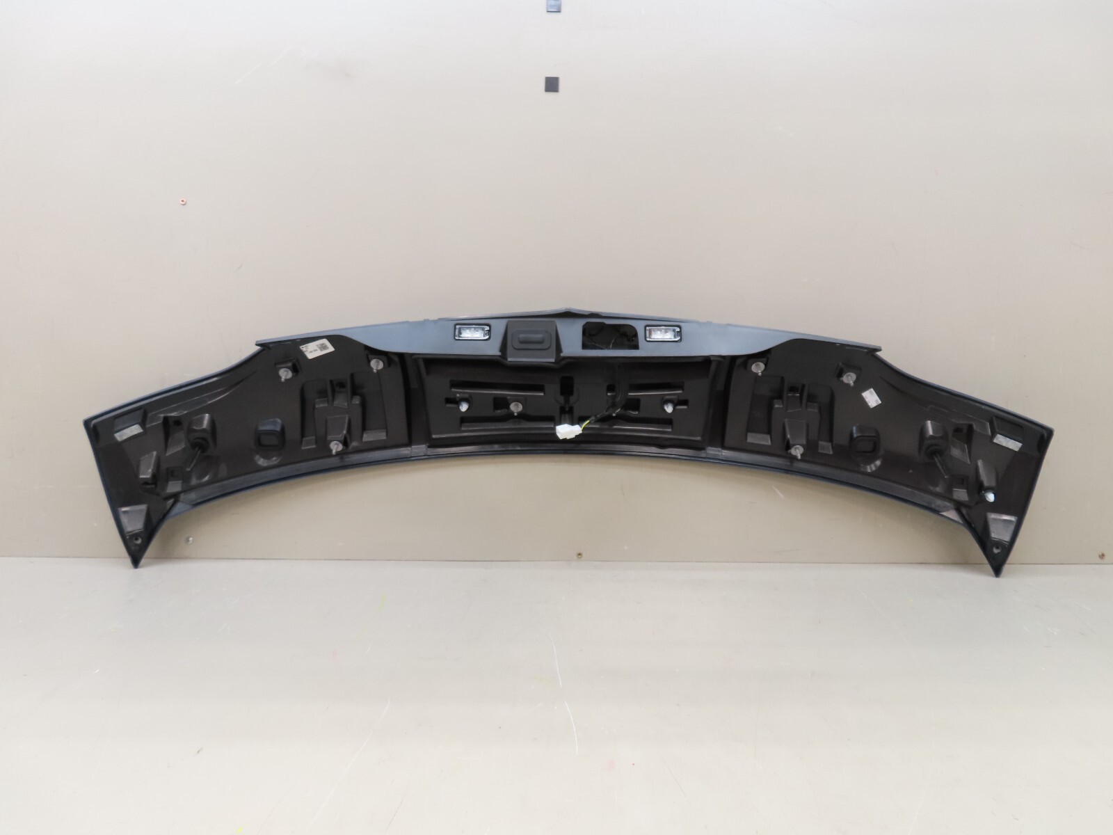 2017-2020 MASERATI LEVANTE REAR TAILGATE LIFTGATE SPOILER PANEL OEM 670042733