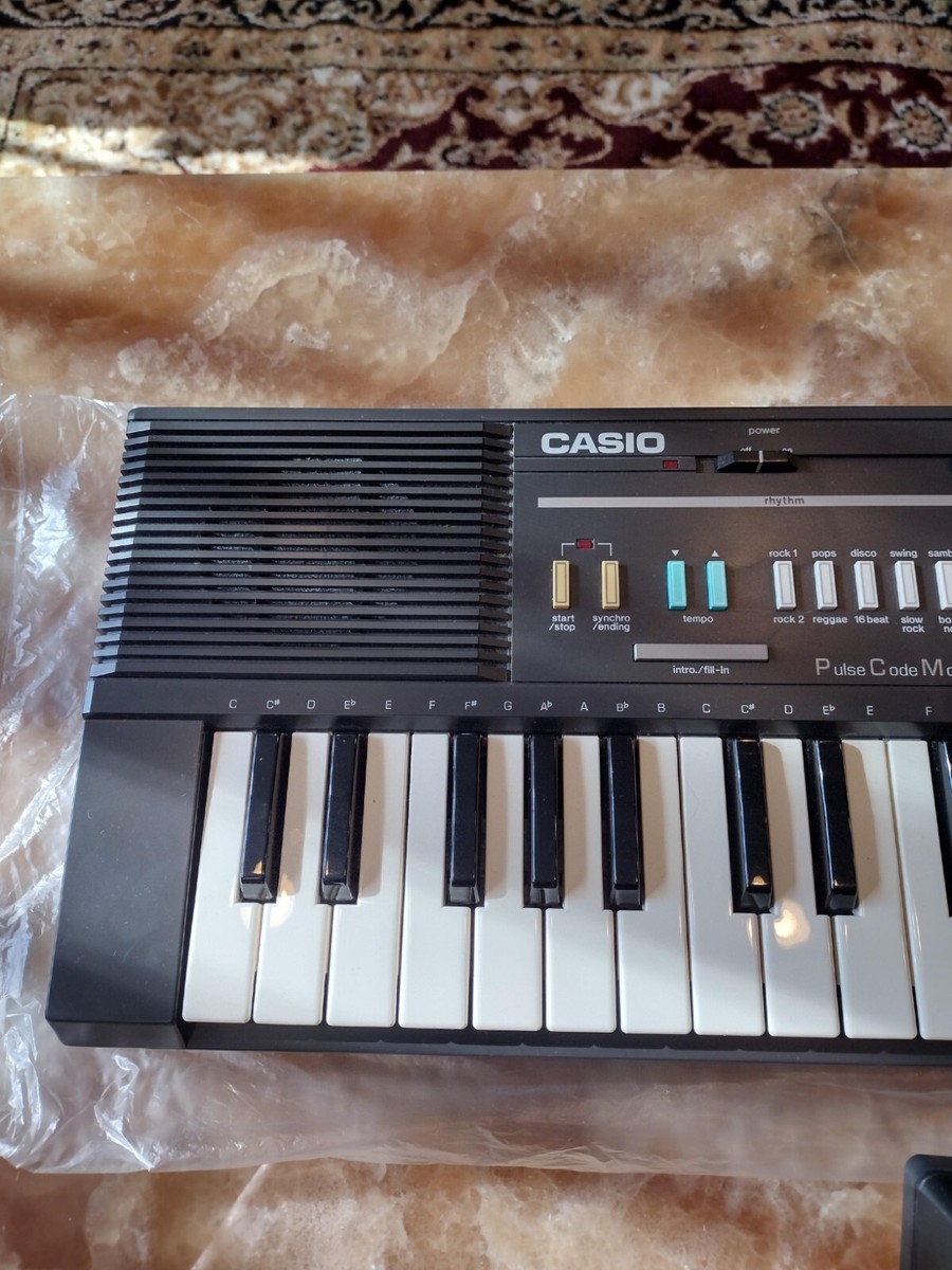 Vintage CASIO Casiotone MT-205 Electronic Keyboard Piano. Complete