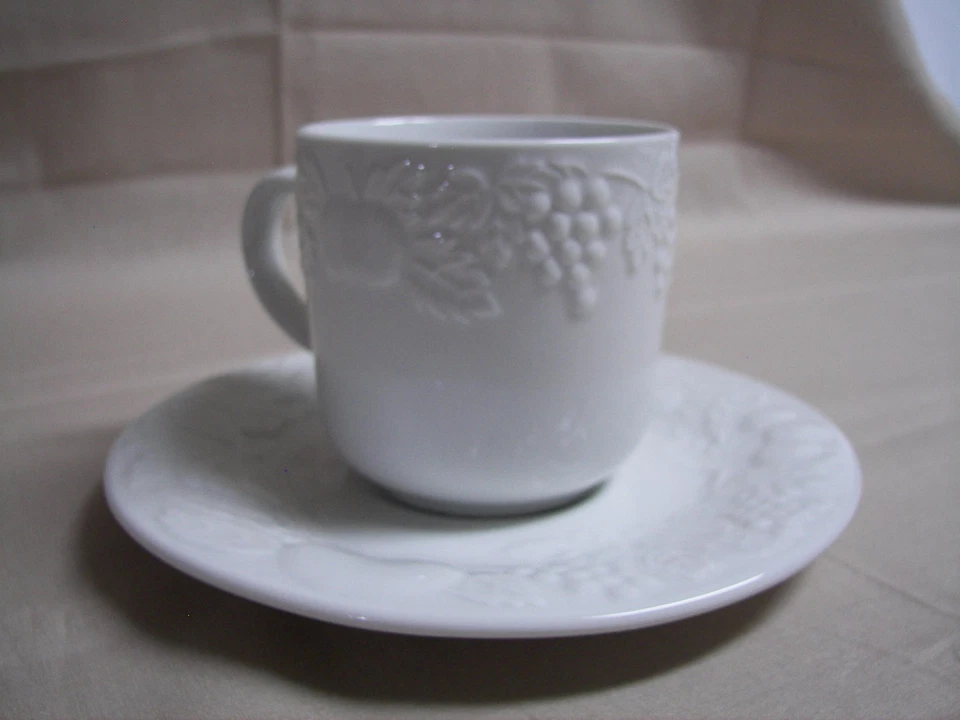 Tres juegos de tazas Gibson vintage (3) platillos (3) cuatro estaciones de gres de frutas en relieve Foto 2 de 4