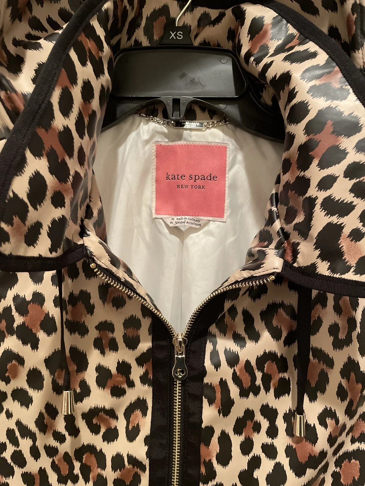 Giacca impermeabile nuova con etichette $248 Kate Spade New York stampa leopardata con cappuccio e zip GRANDE
