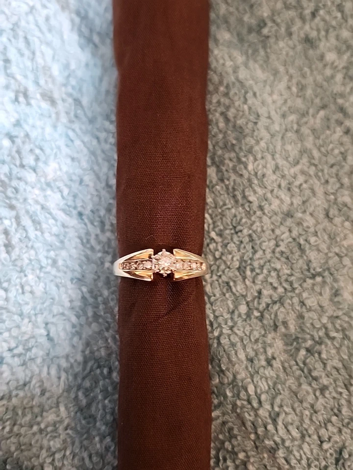 Ouro amarelo 14 quilates com diamantes marca lembrança tamanho 7 - Imagem 2 de 3