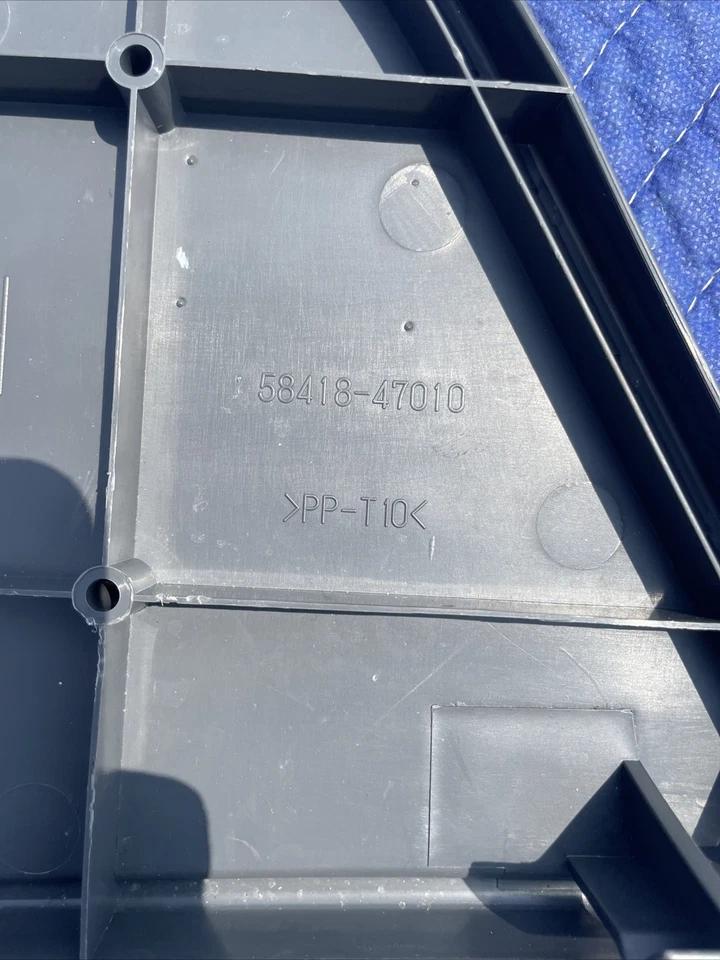 Alfombrilla trasera izquierda Toyota Prius 2005 para conductores *gris* PN: 58418-47010 Foto 2 de 4