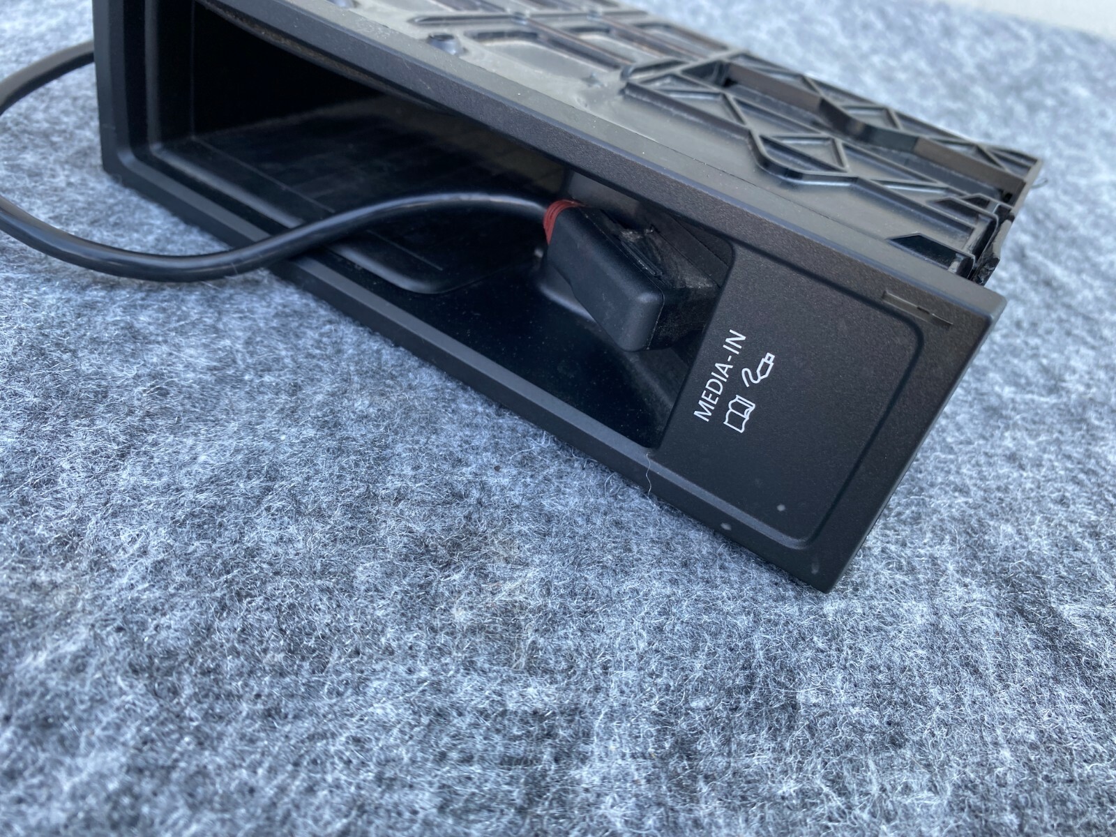 BENTLEY CONTINENTAL GT GTC MULTIMEDIA USB OUTLET 5N0035348C OEM (11-17)