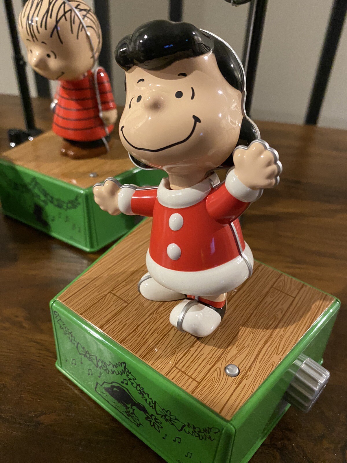 Hallmark Peanuts Wireless Band Set Linus, Charlie Brown, Lucy, Snoopy