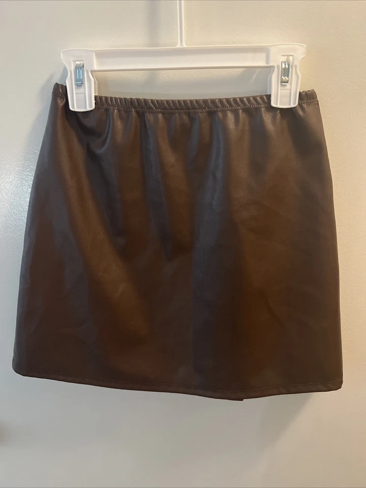 Minifalda plisada de cuero sintético Amy Byer, para niñas de 7-8 años Foto 3 de 4