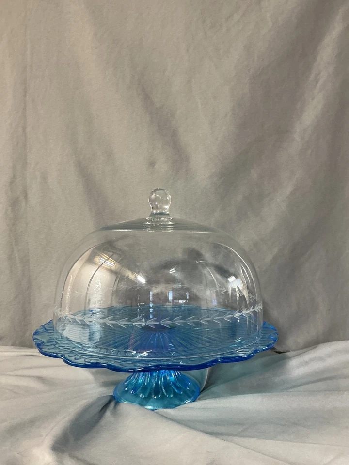 Hermoso soporte decorativo para pasteles de 12" con tapa de cúpula grabada Foto 2 de 4