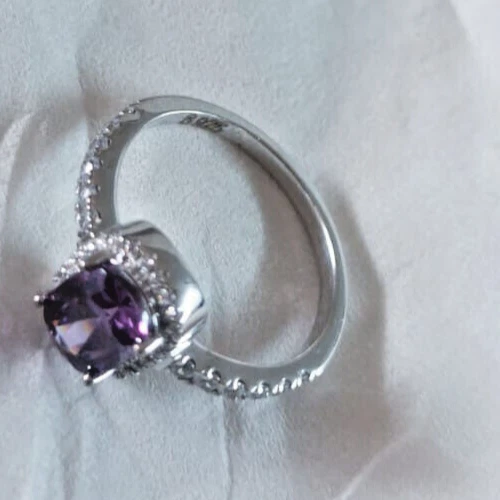 Anillo de compromiso de amatista creado en laboratorio con corte cojín de 2,20 quilates enchapado en oro blanco de 14 quilates Foto 3 de 4