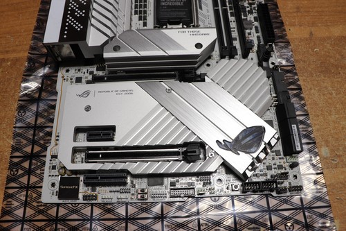 ASUS ROG Maximus Z790 APEX Intel LGA 1700 Gaming ATX Mainboard - Weiß LESEN - Bild 12 von 13