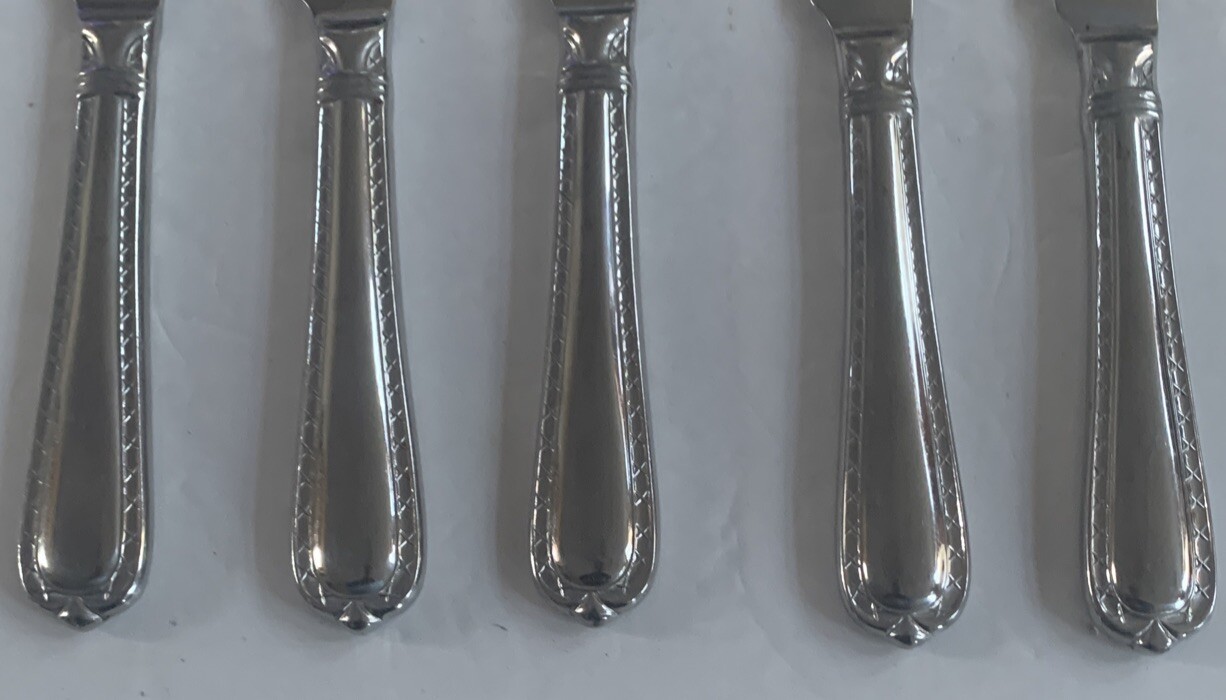 (5) Pc Hampton Silversmiths Nobility 18/10 Stainless S. Dinner Knives Serrated