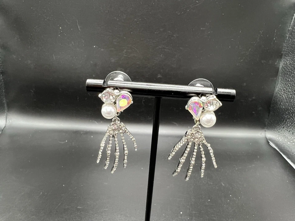 Pendientes colgantes "NUEVOS CON ETIQUETAS" Betsey Johnson glampiro esqueleto mano detalles de cristal Foto 2 de 4