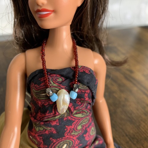 Collana fascia bambola moda fatta a mano personalizzata rossa adatta a Barbie perline boho - Foto 2 di 12