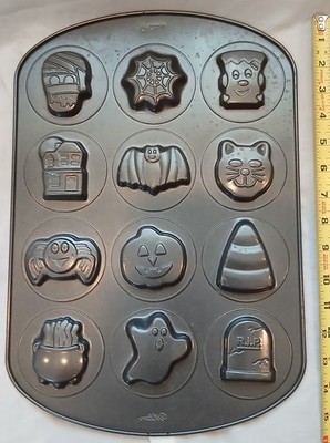 Wilton Halloween Baking Mold w/ 12 inserts. Pumpkin, Cat, Skeleton, Ghost, More