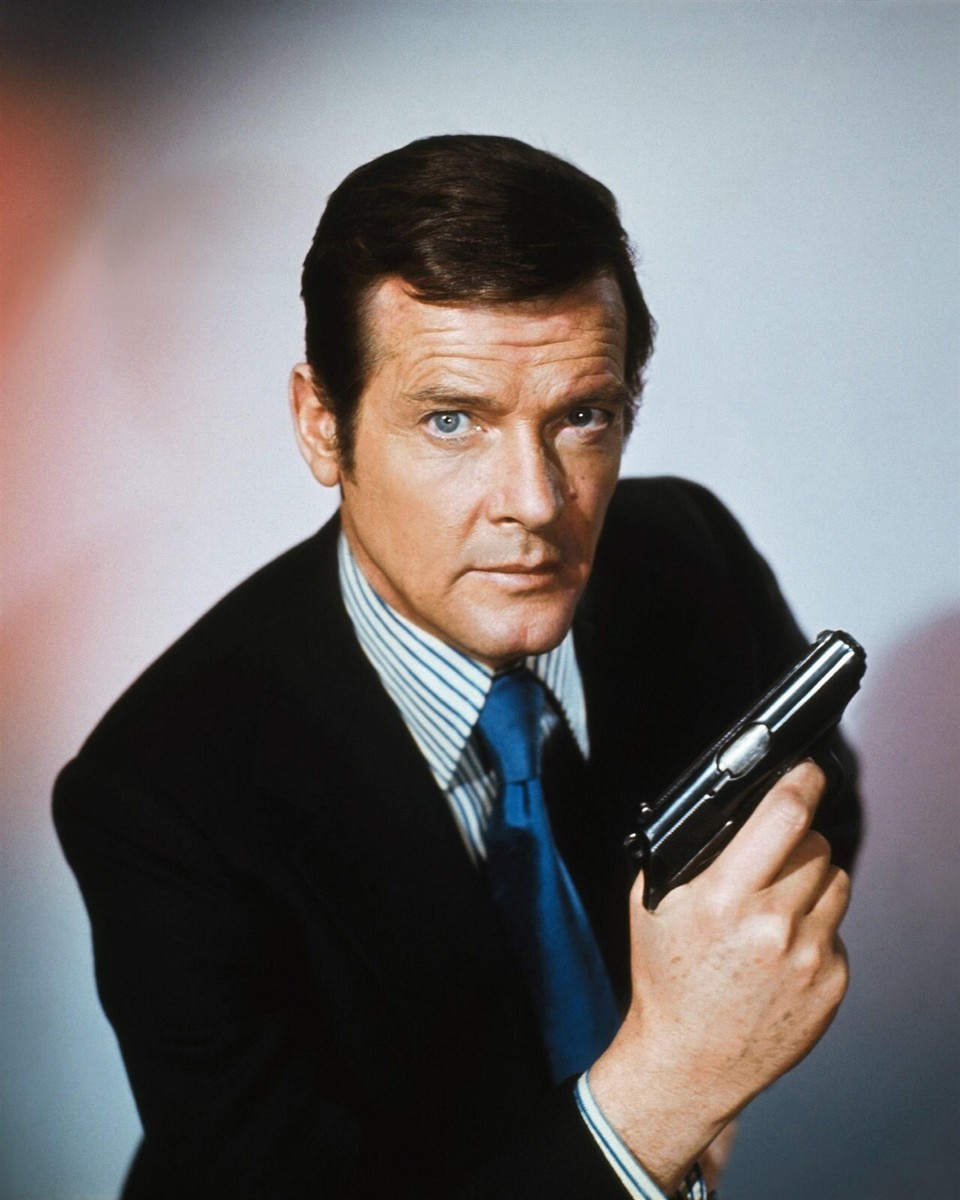 Roger Moore The Spy Who Loved Me James Bond iconic pose holding